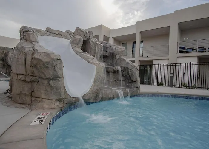 Cheap hotel: Lofts 13 4-Bedroom Modern Loft Steps From The Pool